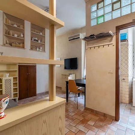 Guesthost - Tiburtina Apartmán